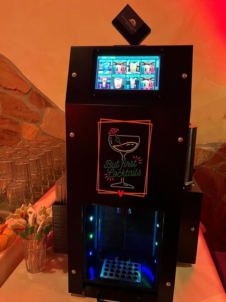 Selbstgebaute Cocktailmaschine „Alcohol Factory“ mit CocktailBerry-Software auf einem Raspberry Pi