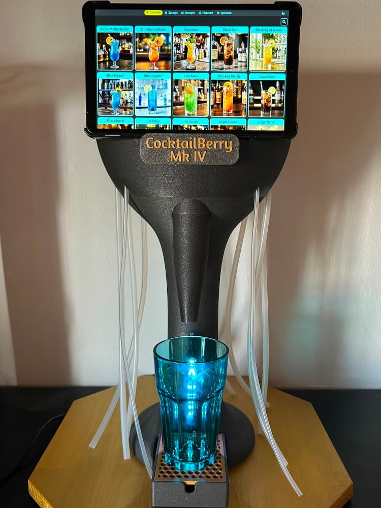 Selbstgebaute Cocktailmaschine „CBMK4“ mit CocktailBerry-Software auf einem Raspberry Pi
